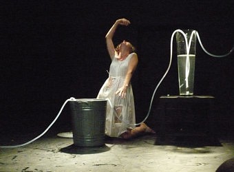 Des Lambeaux noirs dans l’eau du bain