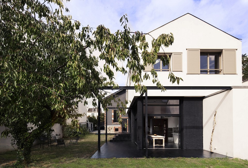 Ces espaces « entre-deux » constituent le lieu privilégié de la rencontre attendue.